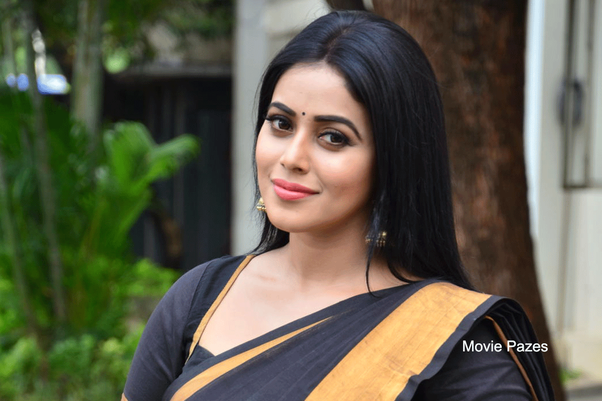 poorna-at-avanthika-platinum-disc-event